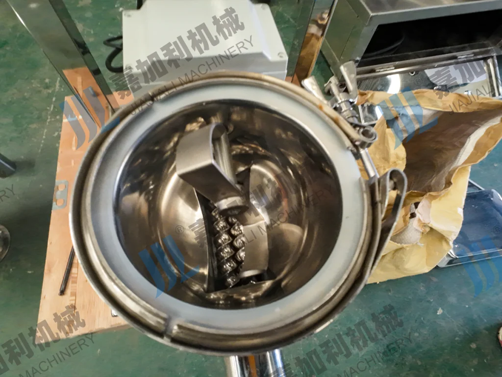 Twin-screw loss-in-weight feeder for plastic compounding